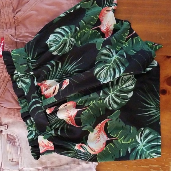 Black Tropical Paperbag Waist Shorts Size Large - Picture 3 of 8